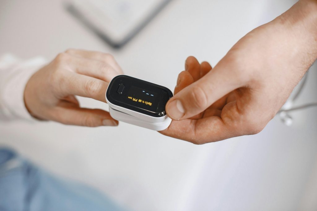 A person using a fingertip pulse oximeter